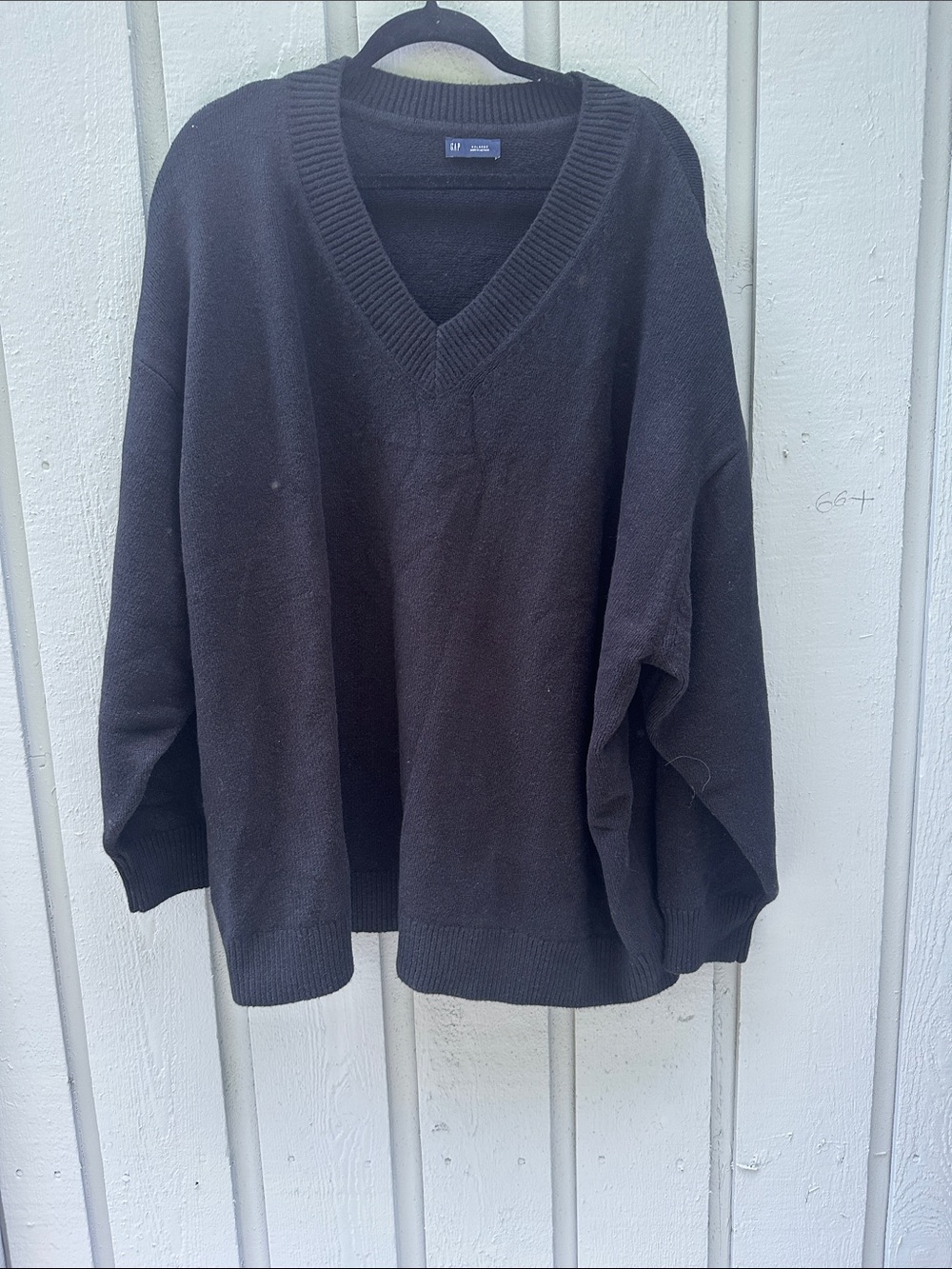 GAP Women’s  V-Neck Sweater in Black